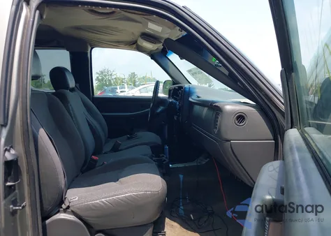 2003 Chevrolet Silverado 1500 из США, поврежденный, VIN 1GCEC19VX3E144938